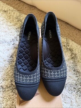 Women’s Vivaia pump tweed like new HOT BRAND !! 37.5